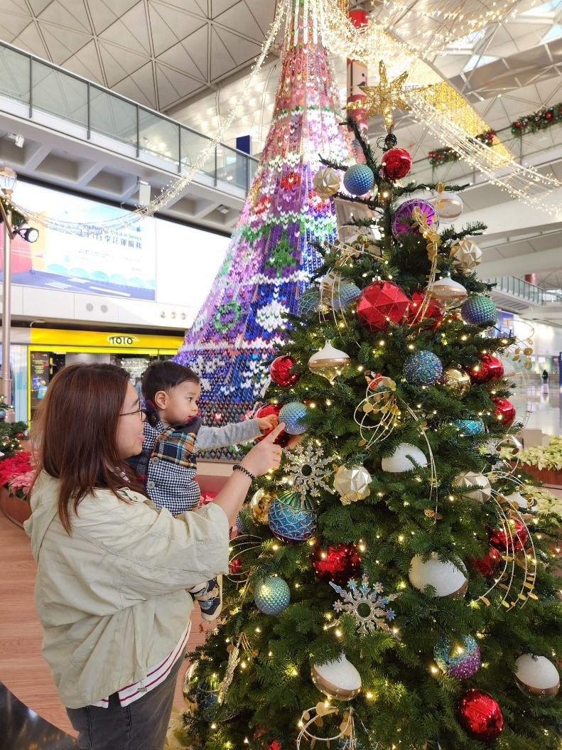 airport-Christmas Tree