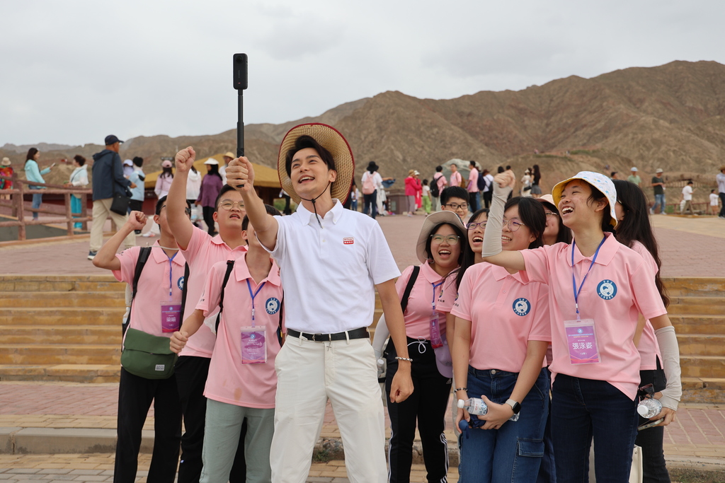 1. 主持人阮颂阳随团与学生一同参与整个旅程。