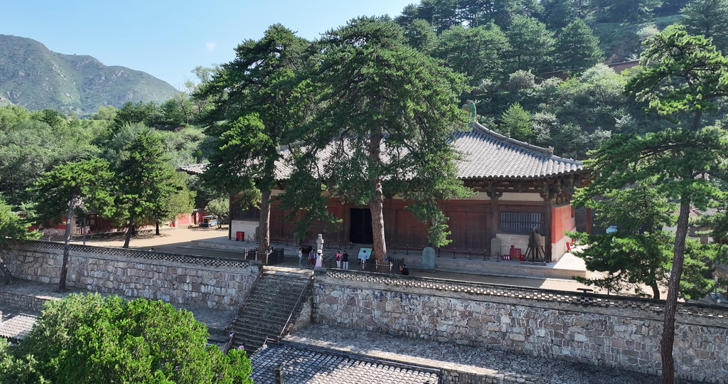 山西五台山佛光寺东大殿是现存规模最大的唐代古建筑,被梁思成发现及称之为「中国建筑第一瑰宝」。