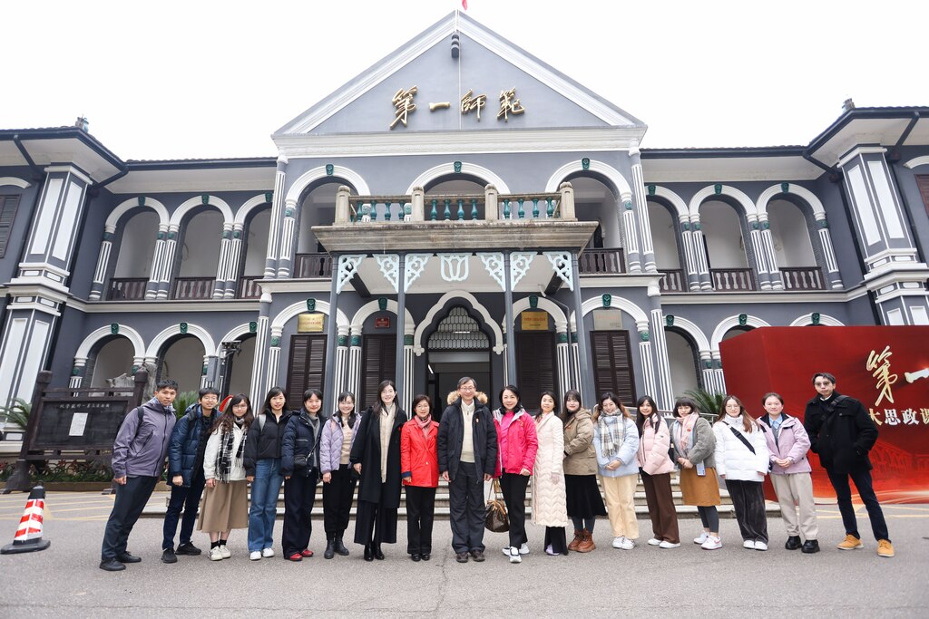 01 教大校長_教職員與學生在第一師範舊校舍前合照