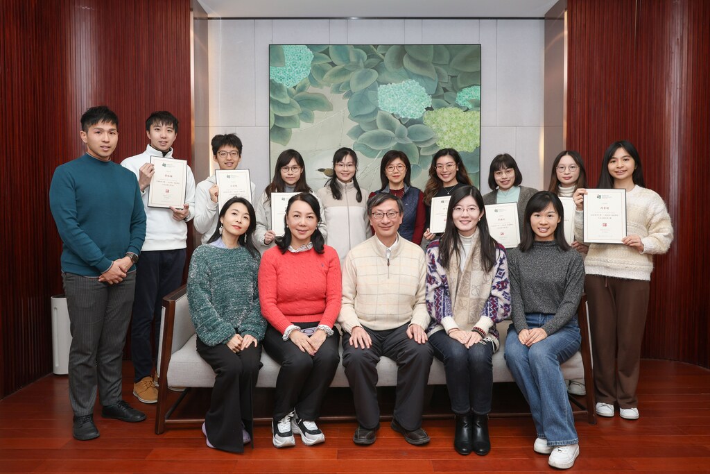 09 校長李子建教授為先導課程學生頒發證書