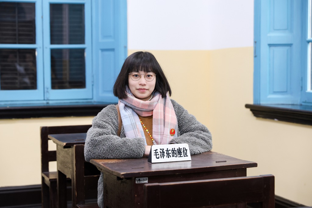 04 學生在毛澤東座位上留念