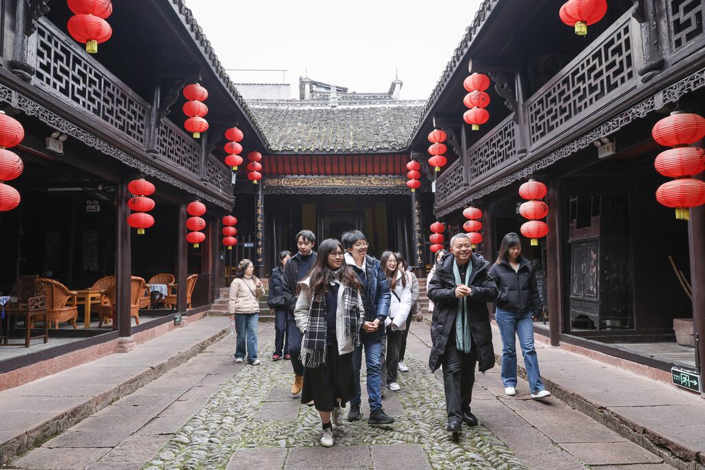 08 吉首大學沈從文研究所所長何小平教授(前右)為學生導覽