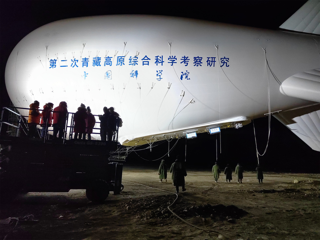 03_科考队在海拔4,270米,氧含量只有海平面的58%之地上完成浮空艇充气任务。并成功升空9,000米进行测量珠峰高空大气的重要科学数据。