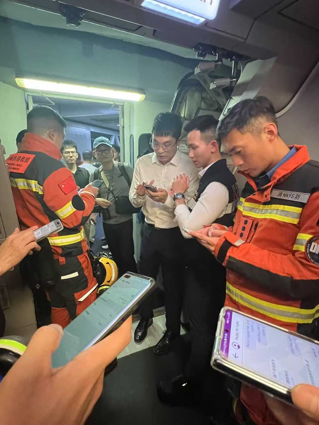 特區救援隊在機內與迎接的中國駐緬甸外交官溝通