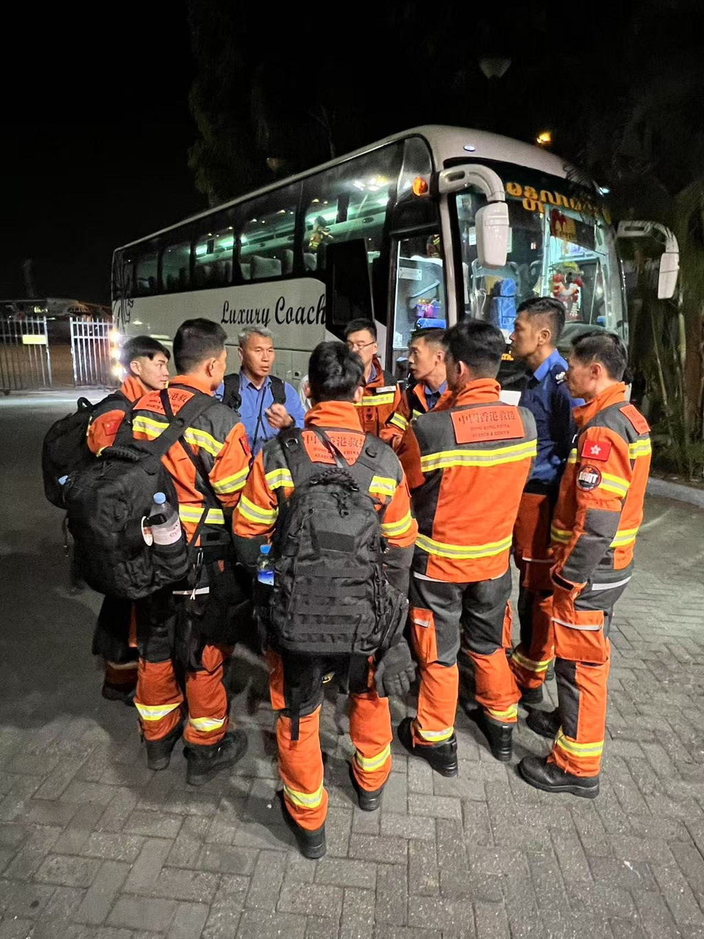 特區救援隊聽取行程指示，準備出發