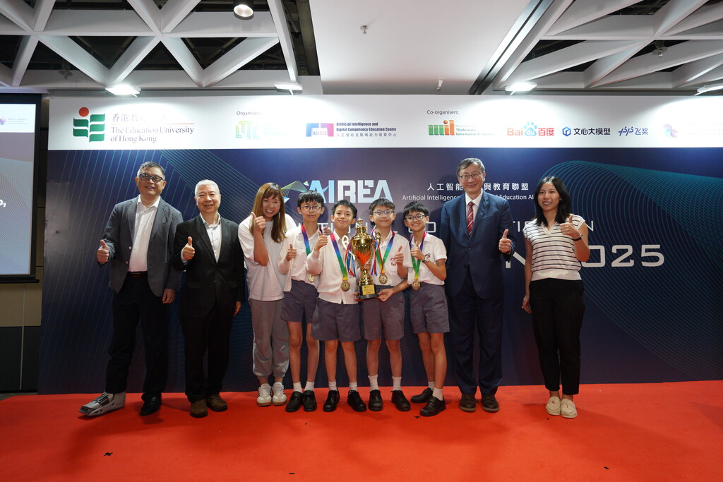EdUHK professors and distinguished guests presented the championship to Ying Wa Primary School Hong Kong (Stream 3)
