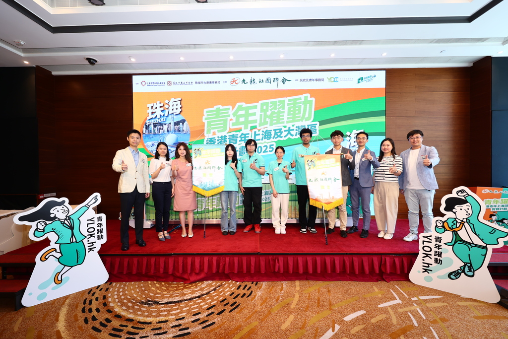 主禮嘉賓向兩個實習團的代表授團旗