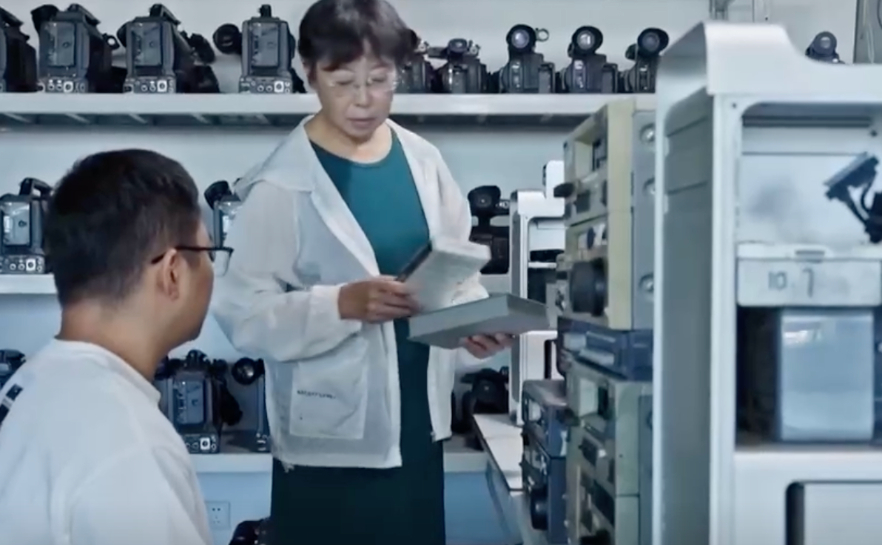 1_編劇許戈一曾經在新疆空軍部隊工作,了解許多穿雲取樣的震撼故事。她在退休後萌生把穿雲英雄事蹟寫成劇本的念頭,希望讓更多人知道。