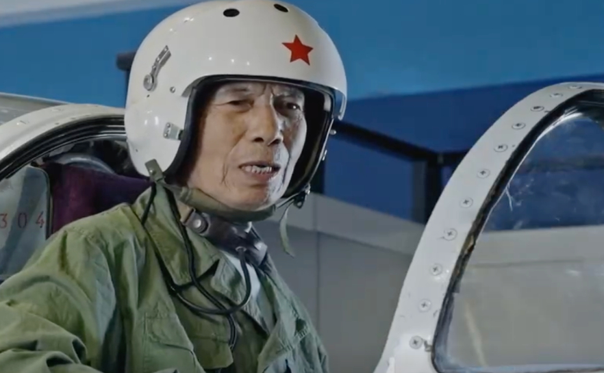 2_原空軍航空兵第三十七師飛行員高國明憶述曾冒著巨大風險,駕機到蘑菇雲中充滿核熔渣及放射性塵埃最集中的飛行禁區,執行取樣任務的驚險情況。