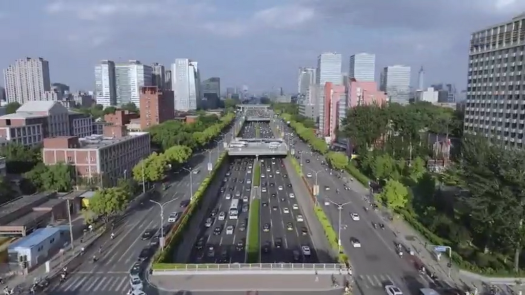 1_《航拍中國》首集以航拍角度呈現在首都北京路旁多座低矮建築,原來藏著諸多代表全國最高科研水平的中科院研究所。