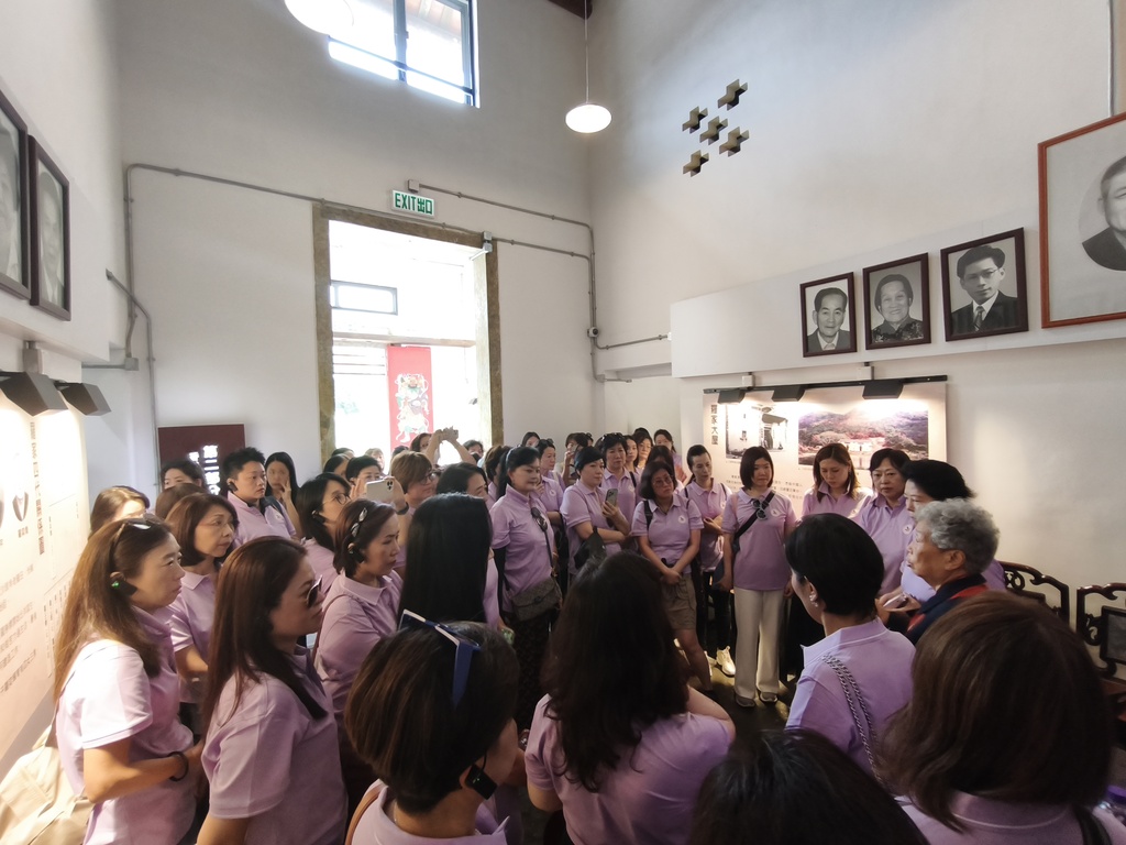 圖5:參觀香港沙頭角抗戰紀念館,認真聆聽講解,學習歷史