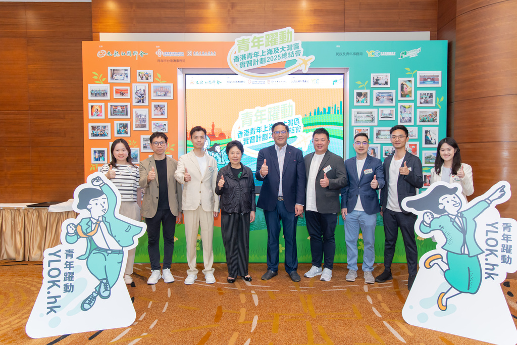 多位主礼嘉宾一同合照