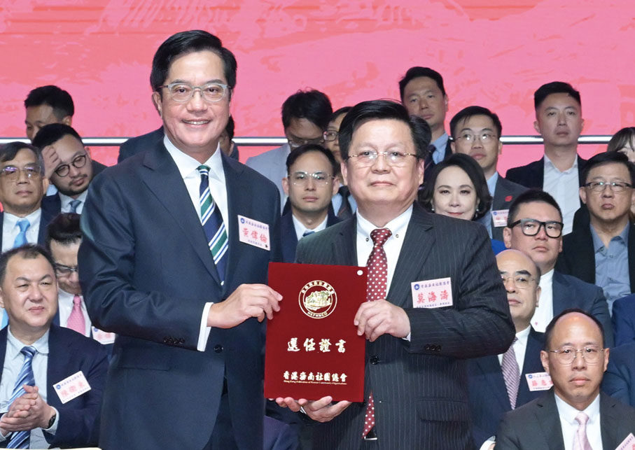 ●黄伟纶（左）颁发选任证书予署理会长莫海涛。
