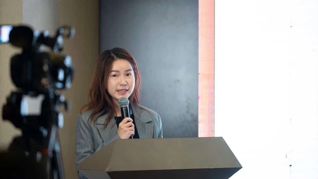 电视编导陈紫恩在亚广联节目委员会会议上，介绍明年在港举行的「亚太广播联盟机械人大赛」。