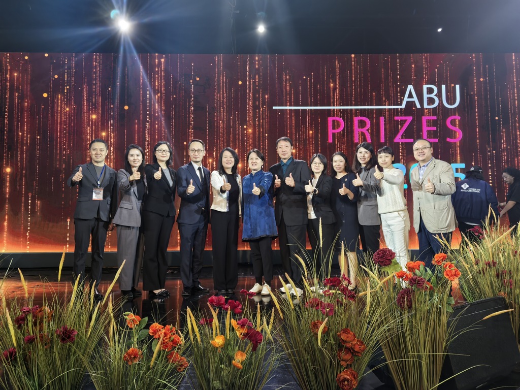 国家广播电视总局国际合作司司长、亚广联副主席周继红（左五）向中央广播电视总台、香港电台等获奖机构祝贺。 (2)