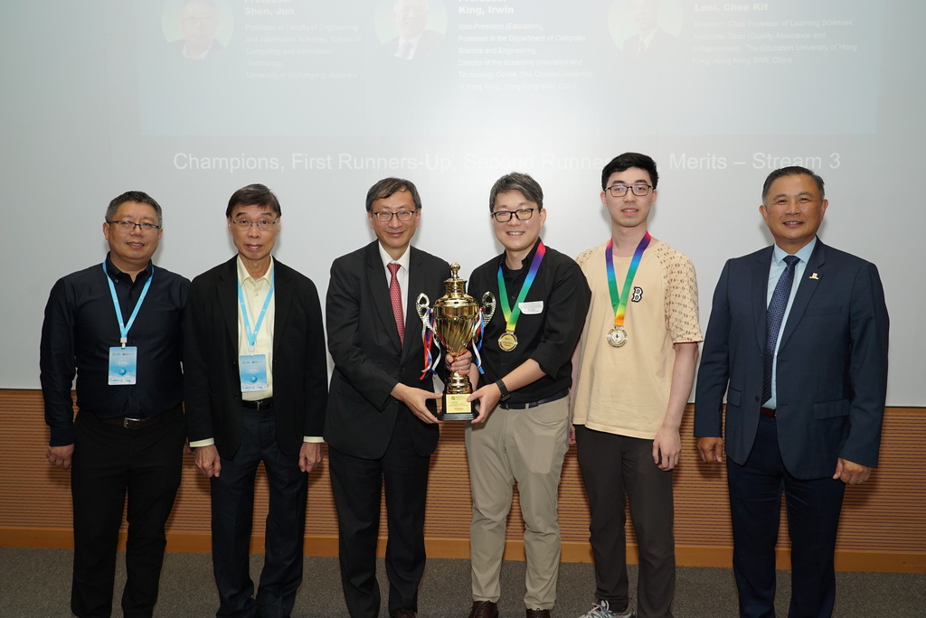 EdUHK professors and distinguished guests presented the awards to the winners