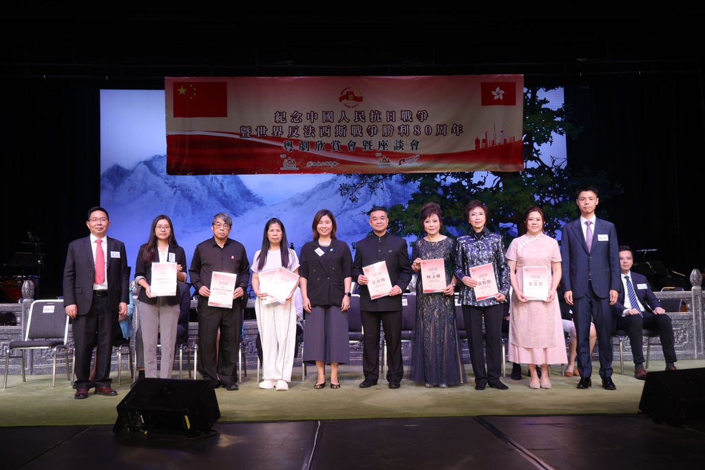由九龙社团联会连浩民首席会长陪同民政事务总署王婉蓉副署长、中联办九龙工作部何小松处长颁发予演出者：黄怡怡，何文卿，黄嘉慧，江汉明、九龙城区居民联会冯务君总干事、