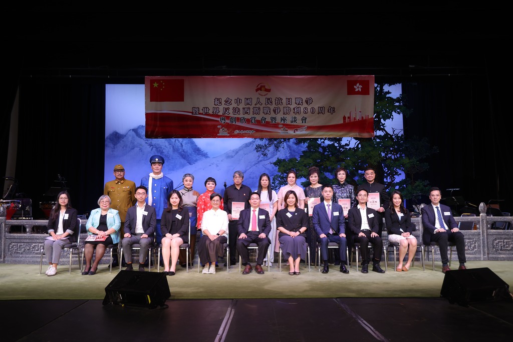 表演团体与主礼嘉宾合照