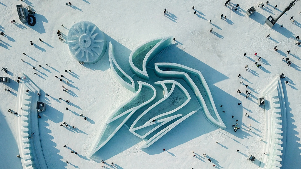 新华全媒+_哈尔滨冰雪大世界亮相（18）XxjpsgC007484_20241221_PEPFN0A001 拷贝