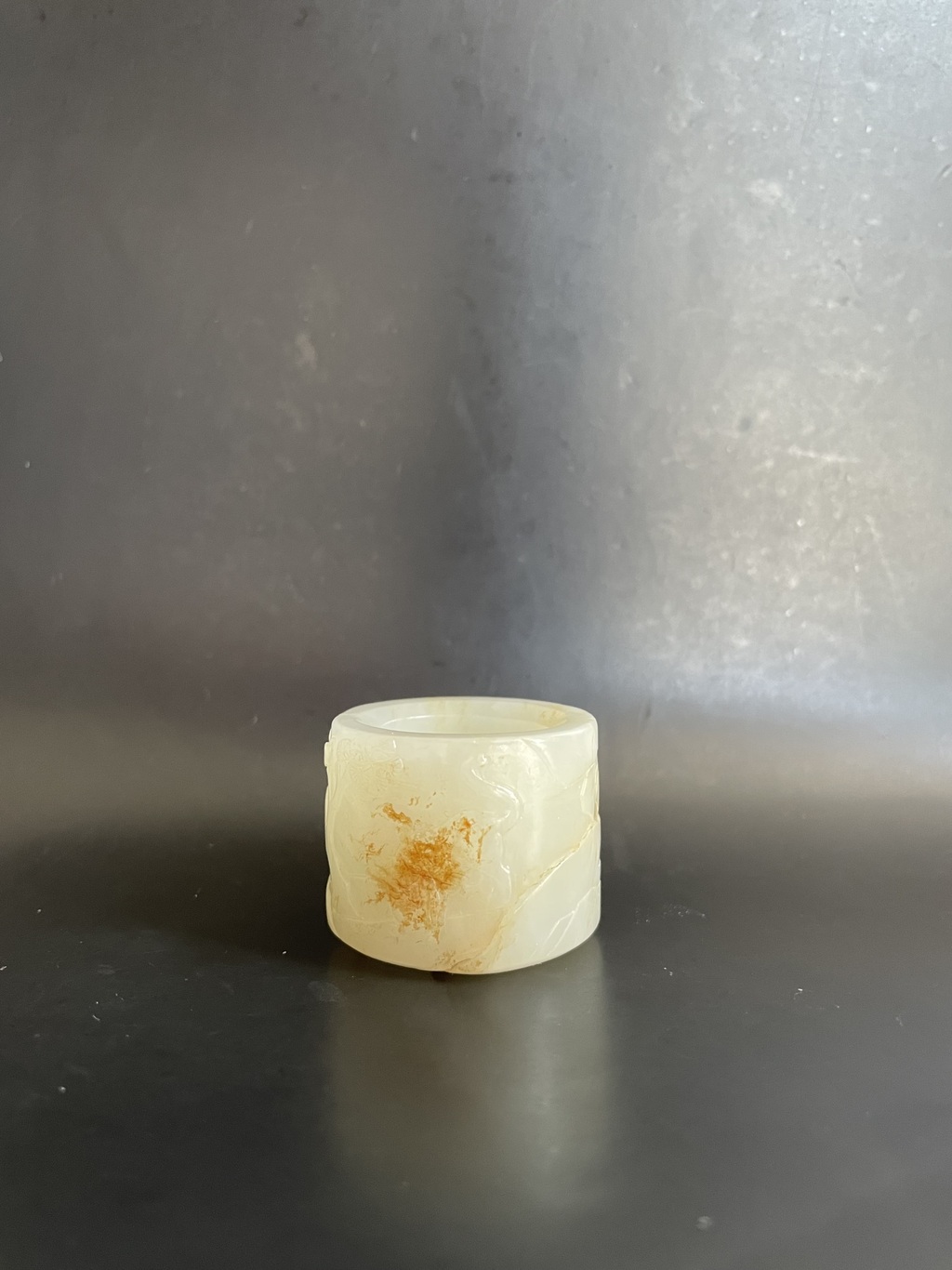 白玉巧色(褐斑)猛虎下山图纹板指