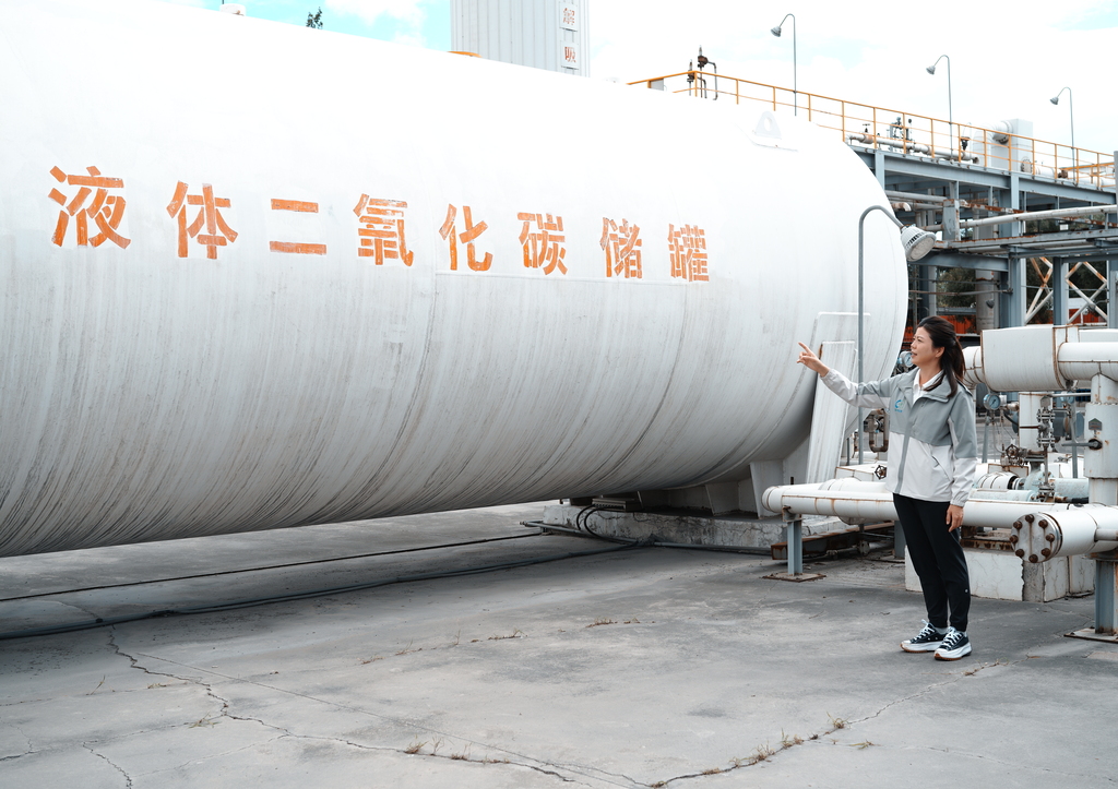 山西省晋中市-主持人在液体二氧化碳储罐前