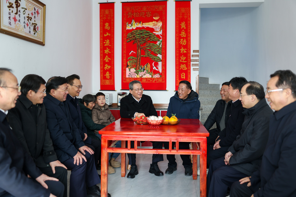 李强在安徽看望慰问基层干部群众（1）XxjpsgC007013_20250125_PEPFN0A001