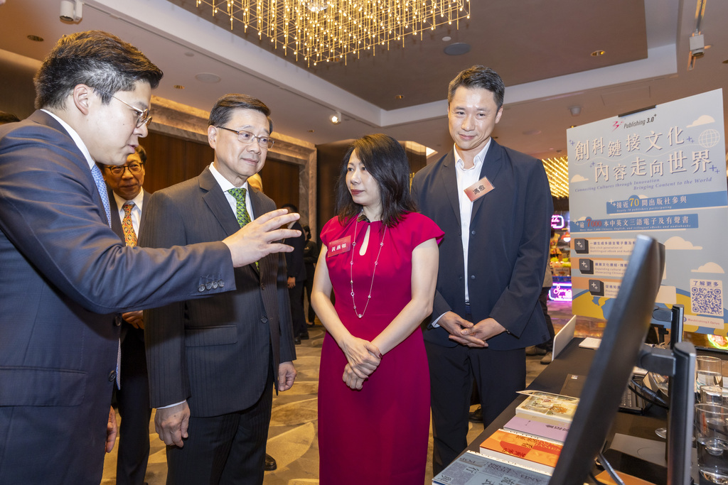 8 文化体验活动：香港特色打卡摊位、书法艺术体验、民间手工艺体验、品酒文化体验、出版3