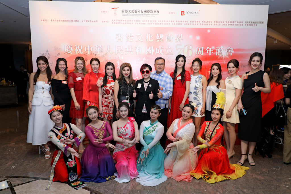 9 香港小姐与民族服舞蹈员合影