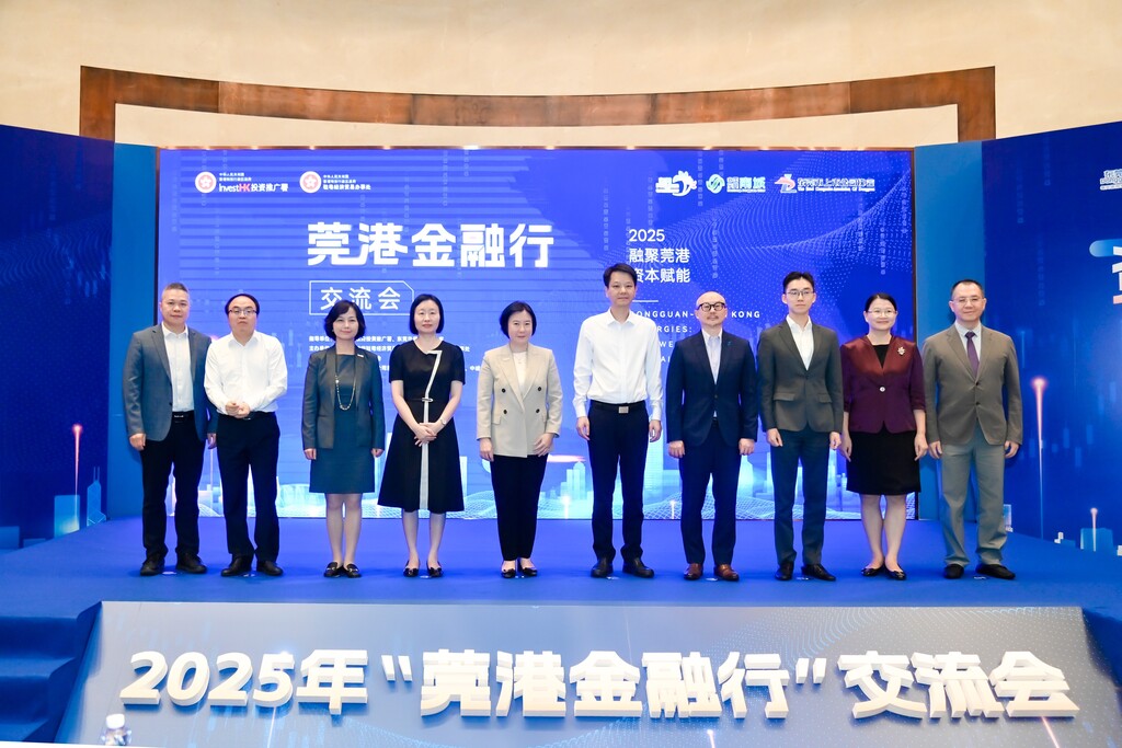 投资推广署署长刘凯旋(左五)、东莞市委常委、市人民政府副市长曾坚朋(右五)、香港特别行政区政府驻粤经济贸易办事处主任苏惠思(左四)、香港贸易发展局华南首席代表黄天伟(右四)、香港交易所环球上市服务部副总裁陆琛健(右三),东莞市委金融办公室副主任朱润明(左二),与嘉宾于十月九日在交流会上合照。 投资推广署署长刘凯旋刘凯旋(左一)于十月十日拜访松山湖高新技术产业开发区管委会。 投资推广署署长刘凯旋(中)于十月十日考察松山湖华为小镇。 投资推广署署长刘凯旋(左二)于十月十日考察OPPO智能制造中心并与企业进行座谈。 投资推广署署长刘凯旋(左二)于十月十日考察滨海湾新区并与企业进行座谈。