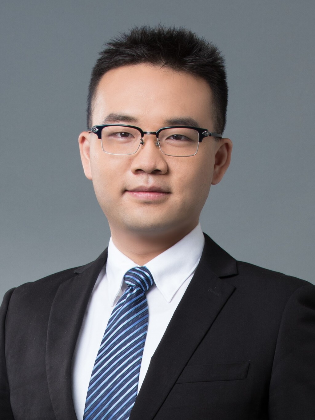 何亚卿常务理事