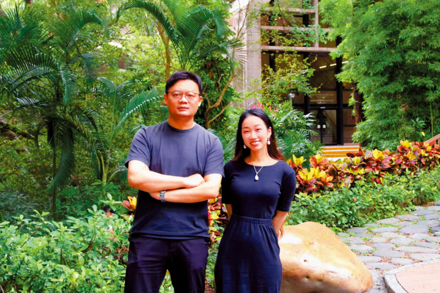 　　圖：港大園境建築學部副教授姜斌（左）領導的研究團隊，發現城市綠化並非越多越好。