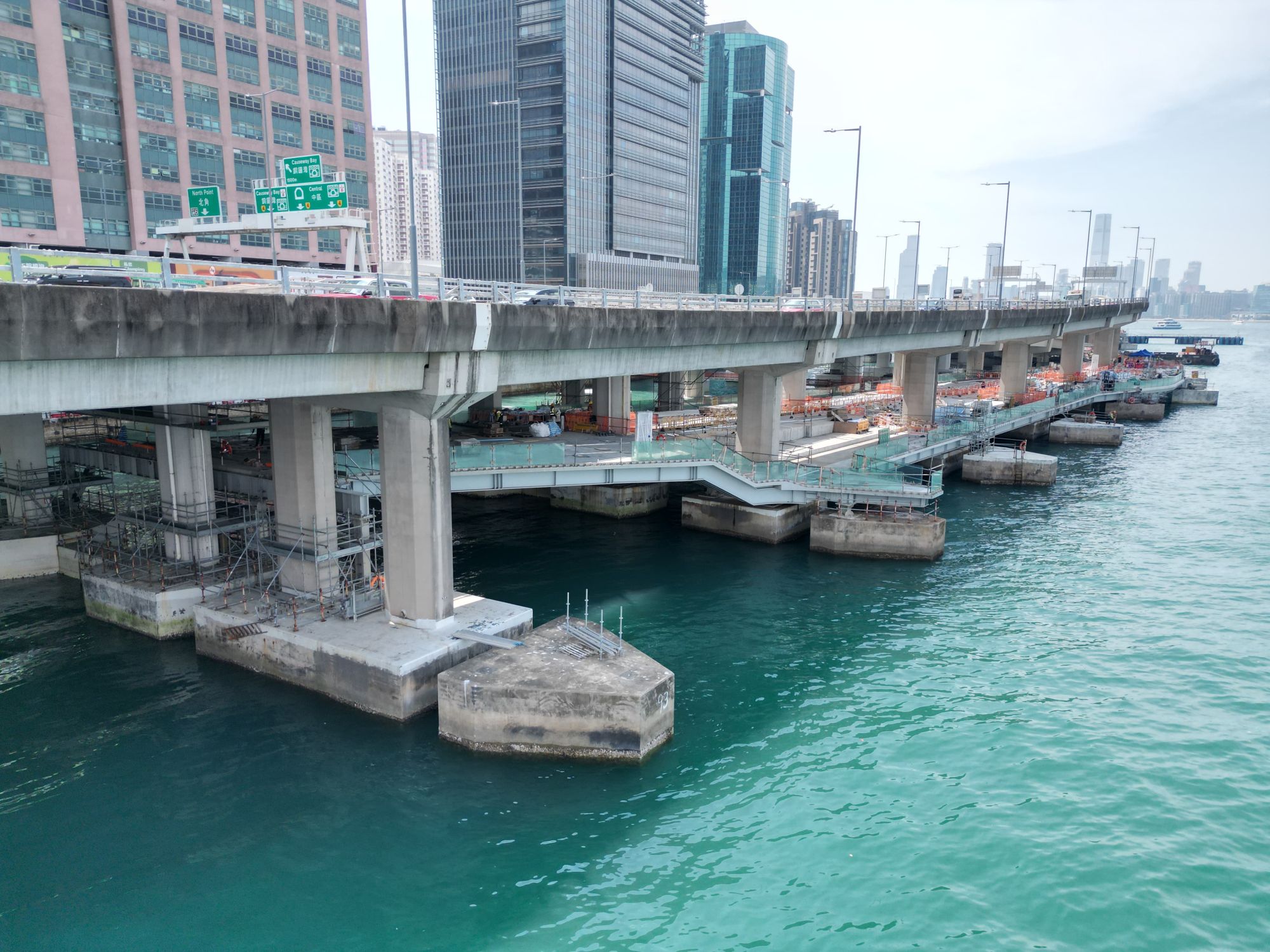 北角东岸板道(东段)预计于今年12月逐步开放。新路段长约1.1公里,将年初开放的东岸板道(西段)及北角海滨花园连接至鲗鱼涌海裕街。