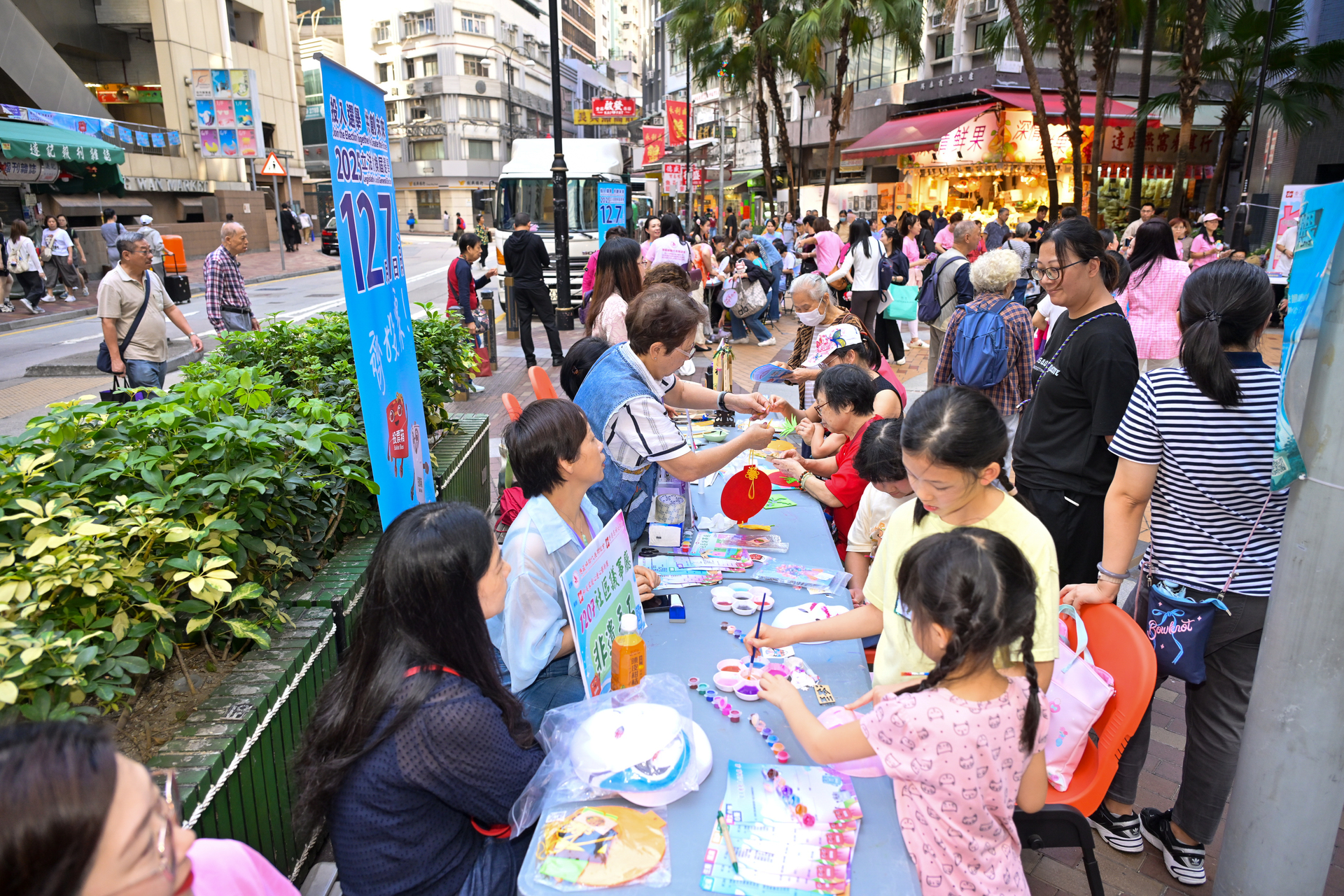 活動現場設國學國畫、手工製作、投壺遊戲及選舉知識問答等體驗互動活動4