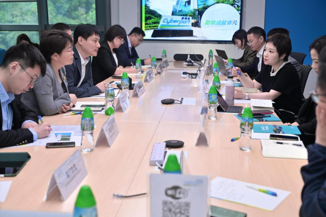 北京市怀柔区代表团一行在香港数码港座谈交流