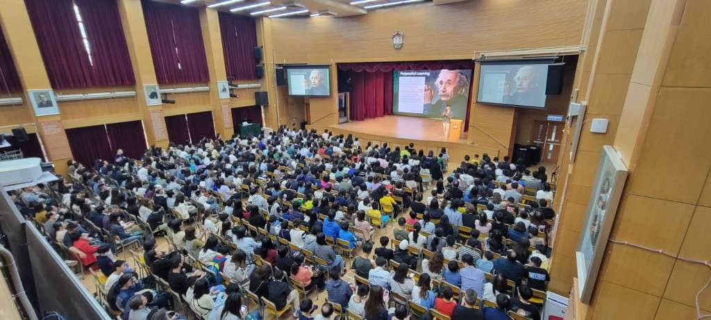 英华书院举行中一简介会，吸引逾1500名家长出席。校方提供