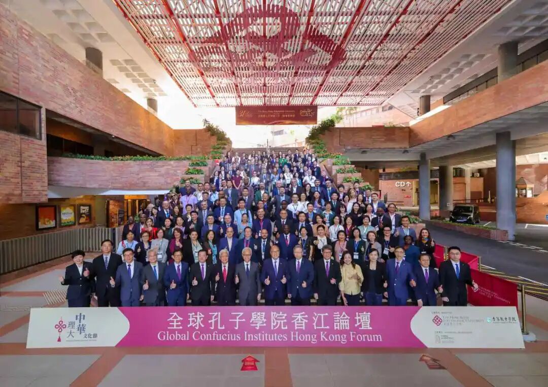 &nbsp;理大校董会主席林大辉博士（前排右八）、校长滕锦光教授（前排右七）、其他大学管理层，与来自 69