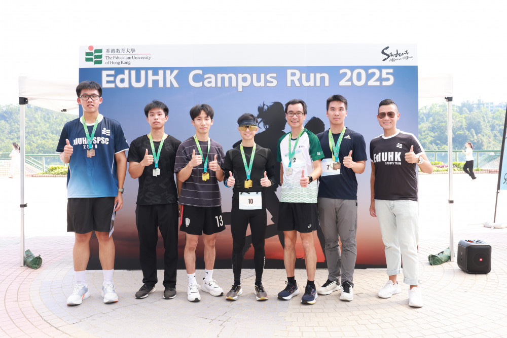 教大学生事务处副学生事务长曹凯安(右一)为男子教职员组和学生组前三名颁奖