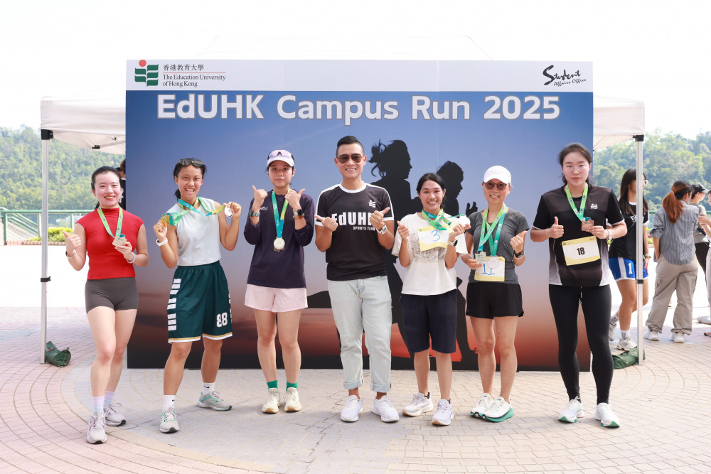 教大学生事务处副学生事务长曹凯安(中)为女子教职员组和学生组前三名颁奖