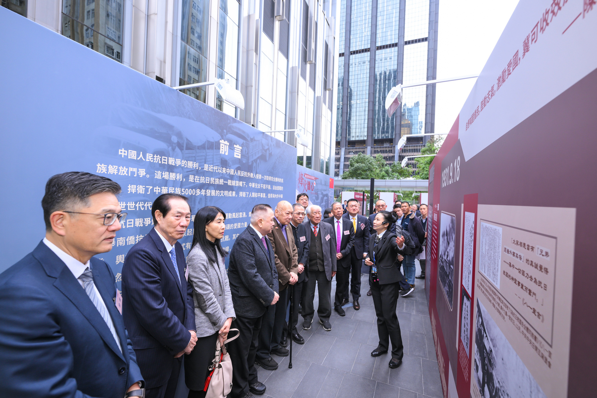 圖8 開展儀式後嘉賓聆聽導賞員講解展板內容