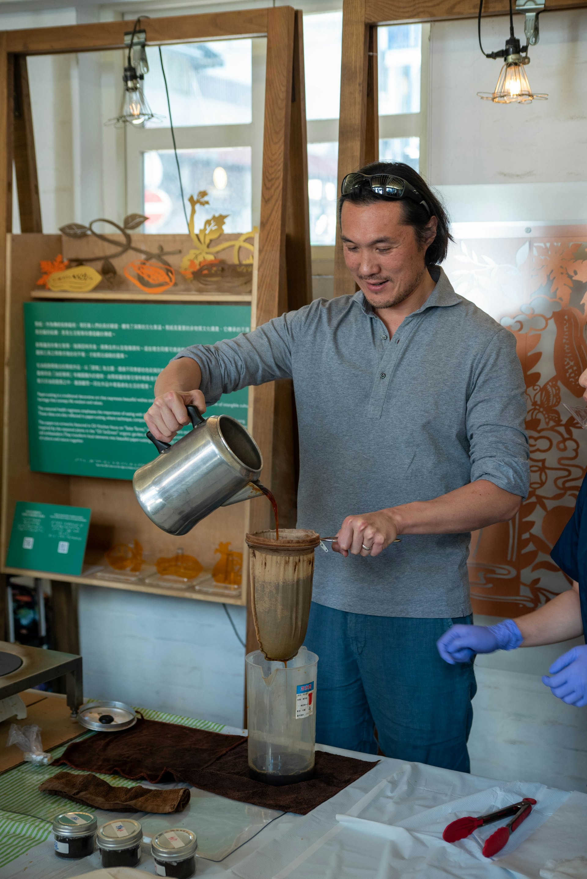 “非物质文化遗产市集2025”11月22日及23日于北角油街实现举办，香港文化节创办人赵式庆试冲泡奶茶。（主办机构提供图片）