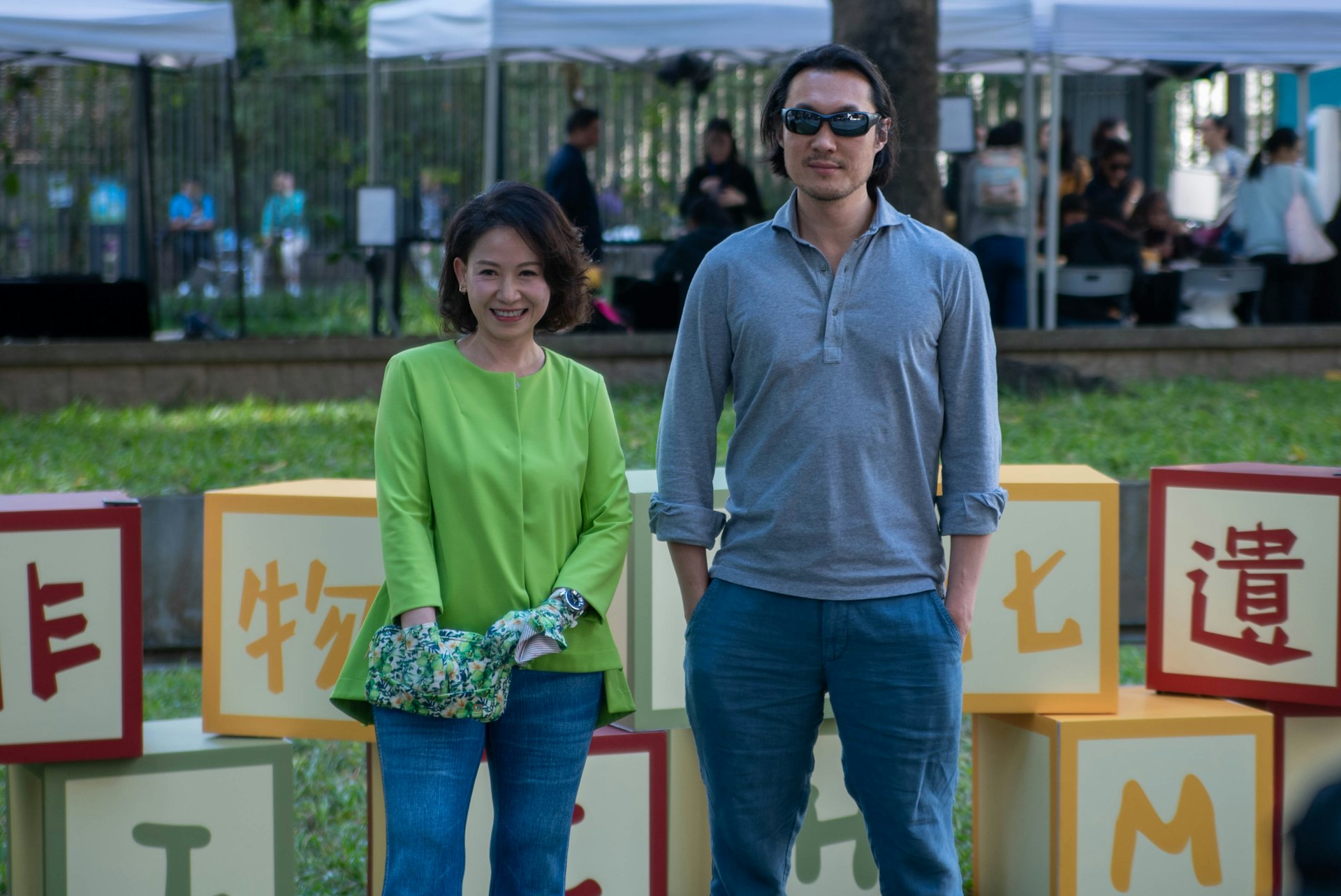 香港文化节创办人赵式庆（右）表示，非物质文化遗产市集致力保护及传扬香港珍贵多样的文化遗产。文化节董事林晓盈都有参与。（主办机构提供图片）