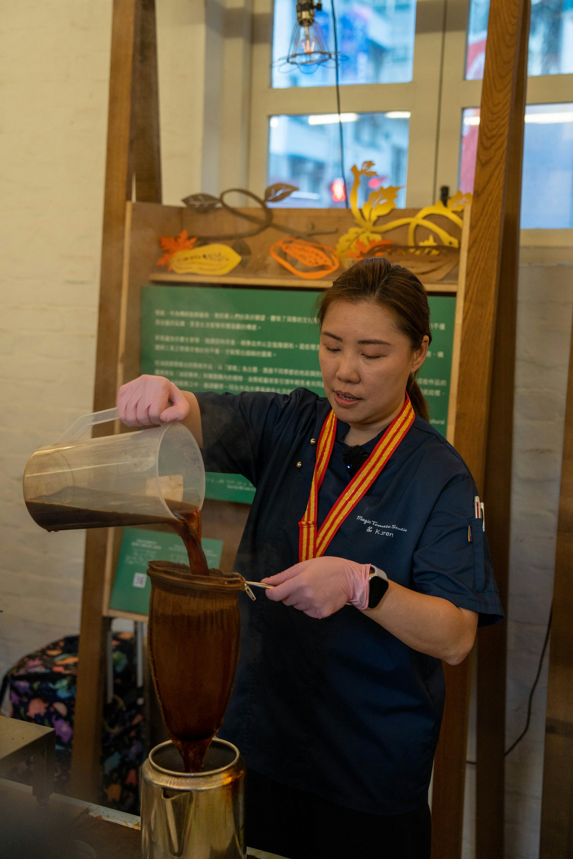 “非物质文化遗产市集2025”11月22日及23日于北角油街实现举办，金茶王大赛银奖得主李素婷师傅示范冲泡奶茶。（主办机构提供图片）