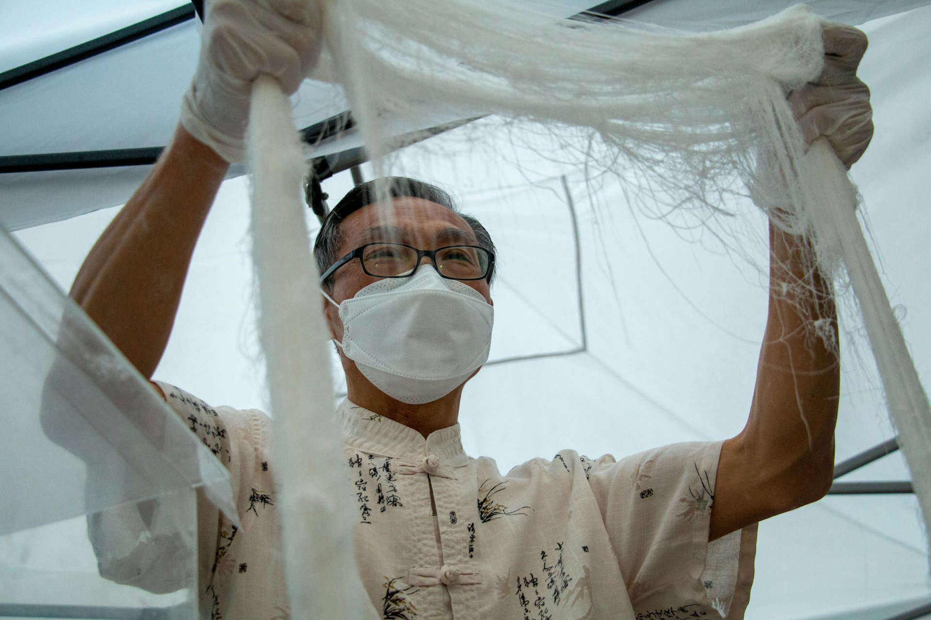 “非物质文化遗产市集2025”11月22日及23日于北角油街实现举办，资深龙须糖谭达明师傅示范。（主办机构提供图片）