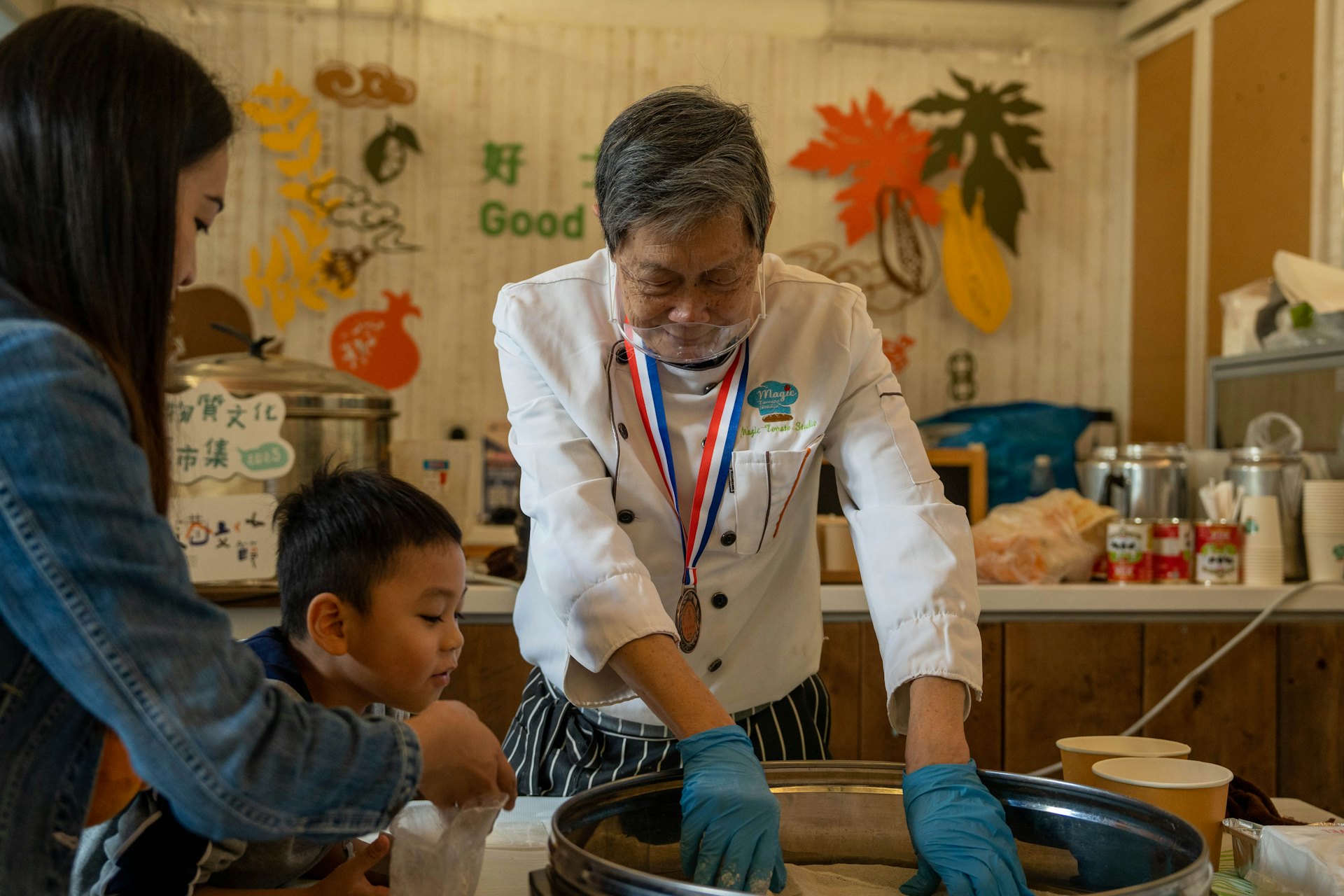 “非物质文化遗产市集2025”11月22日及23日于北角油街实现举办，前恒香老饼家总饼师文福安师傅示范制作寿桃包。（主办机构提供图片）