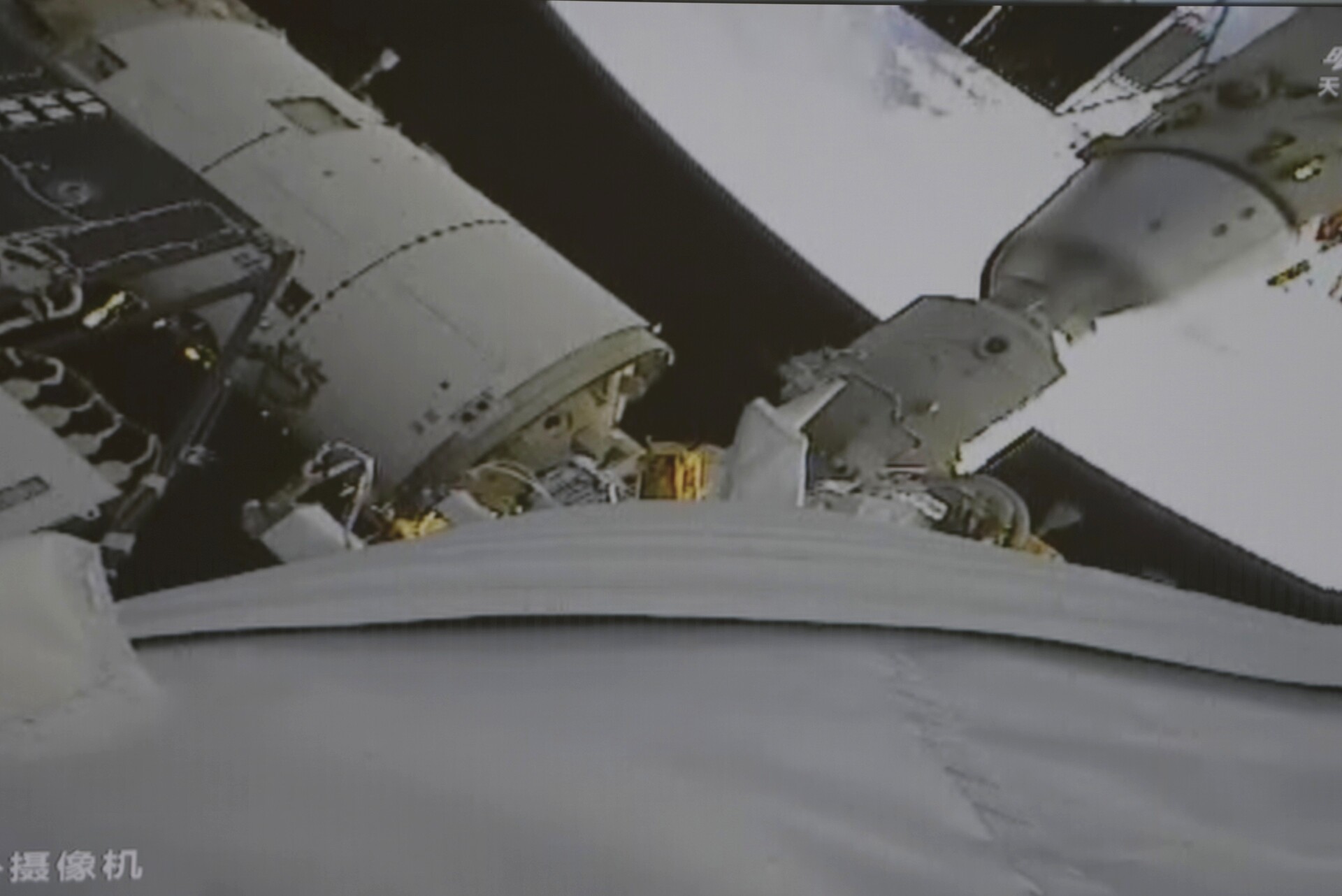 神舟二十二号飞船与空间站组合体完成自主快速交会对接（2）XxjpsgC000181_20251125_PEPFN0A001