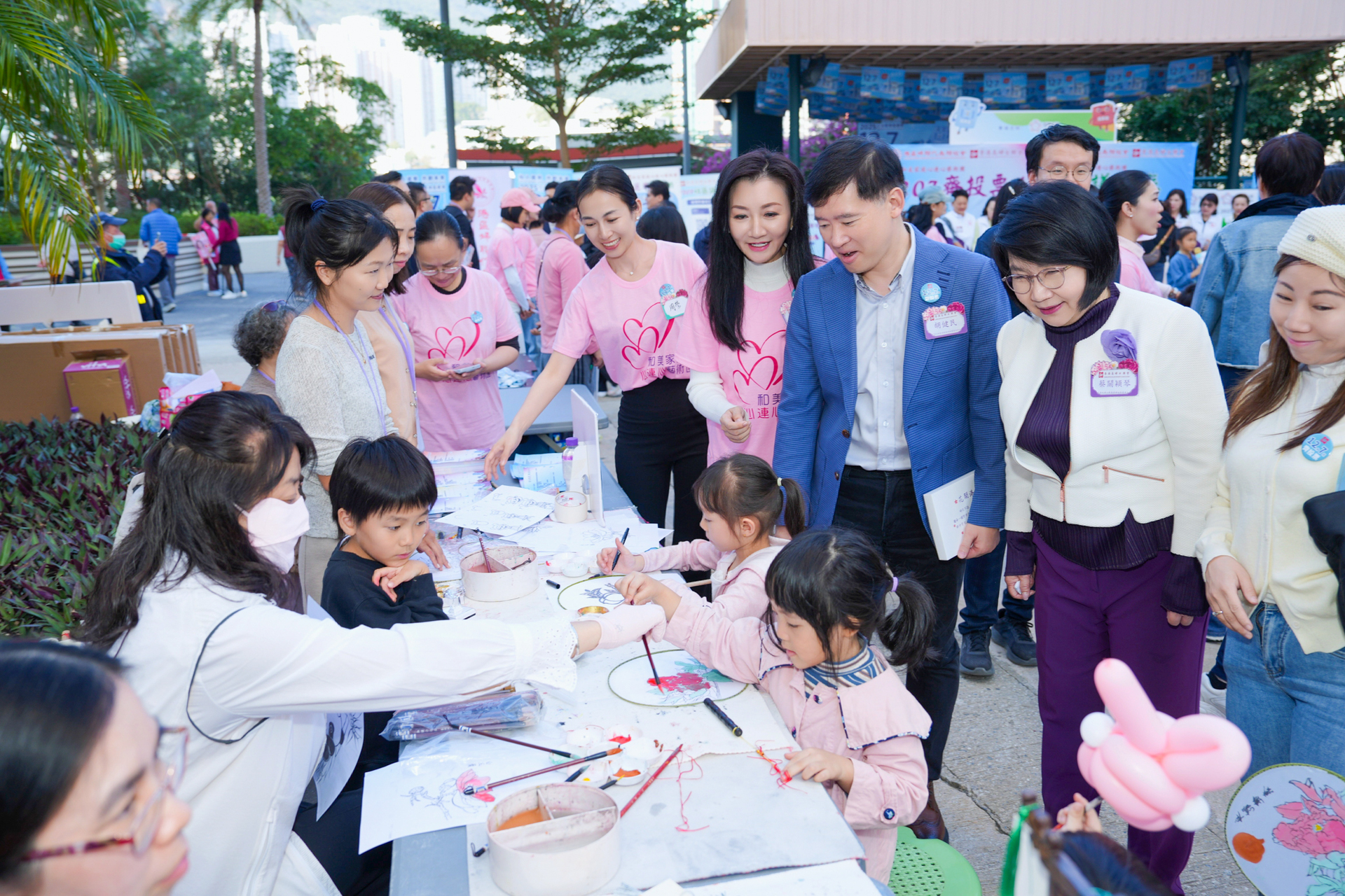 主礼嘉宾参与中华传统文化摊档