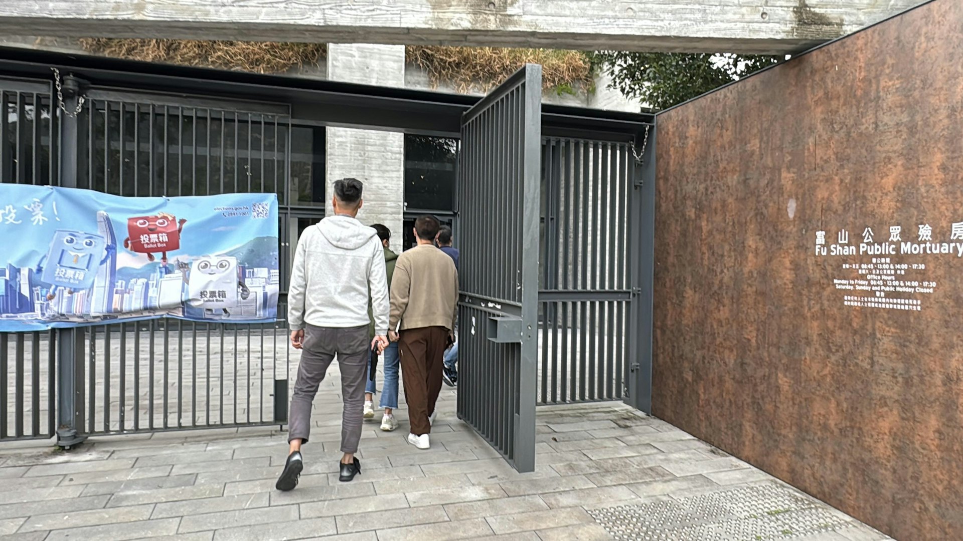 田心警区探员在殓房协助处理认尸安排。（翁钰辉摄）