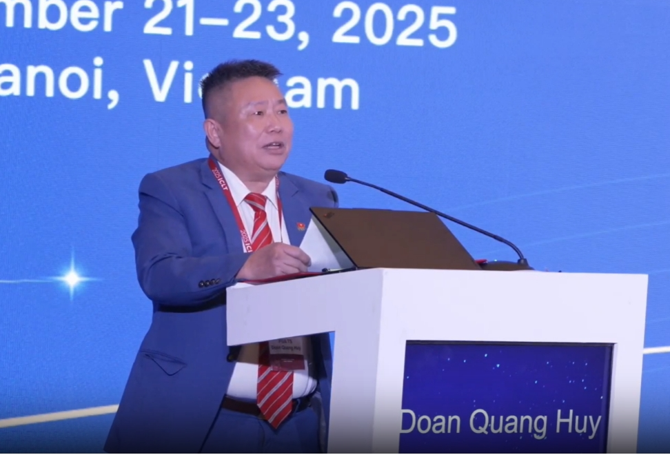 越南傳統醫藥大學副校長段光輝在開幕式上致辭