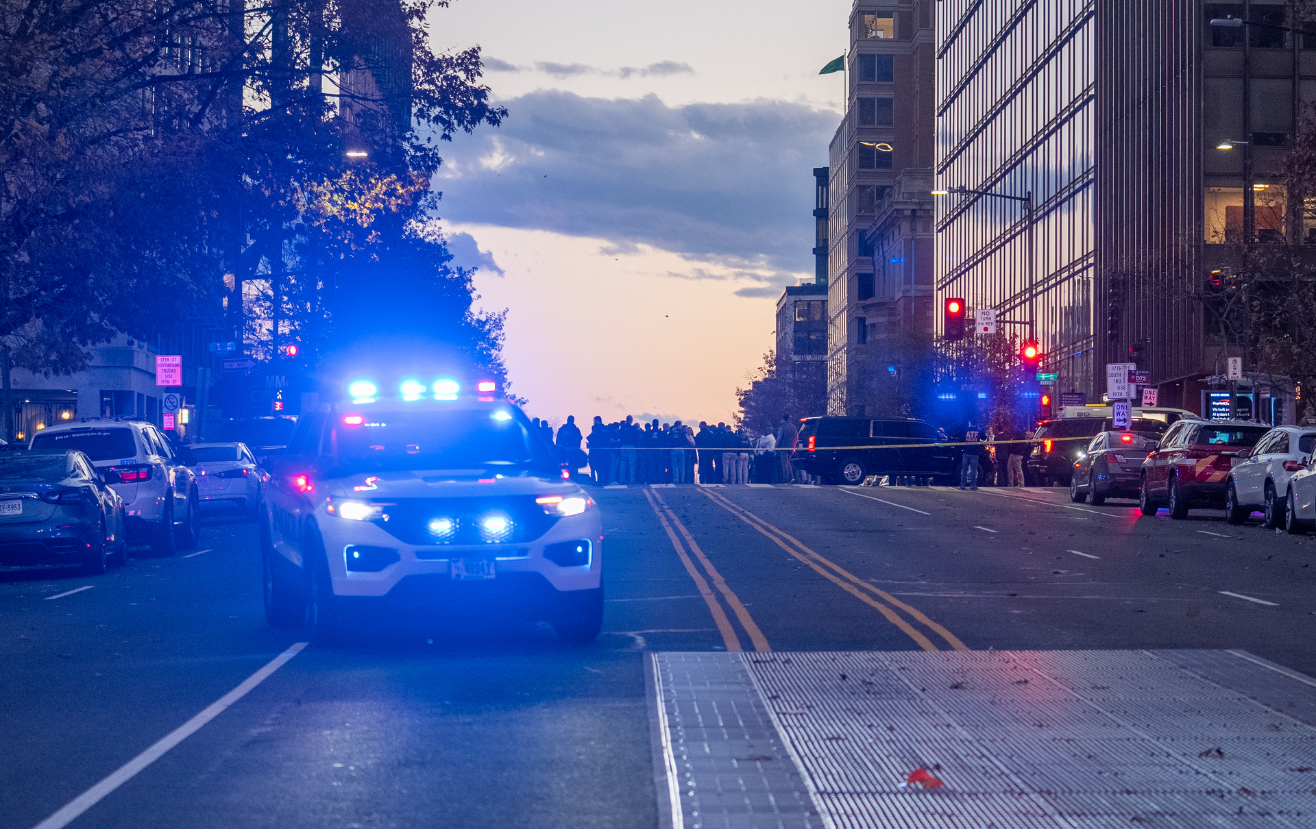 美国两名国民警卫队成员在白宫附近遭枪击　嫌疑人被抓获（1）CmxztpC000050_20251127_PEPFN0A001